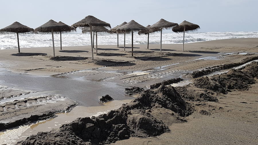 Los efectos del temporal de levante en las playas de Málaga