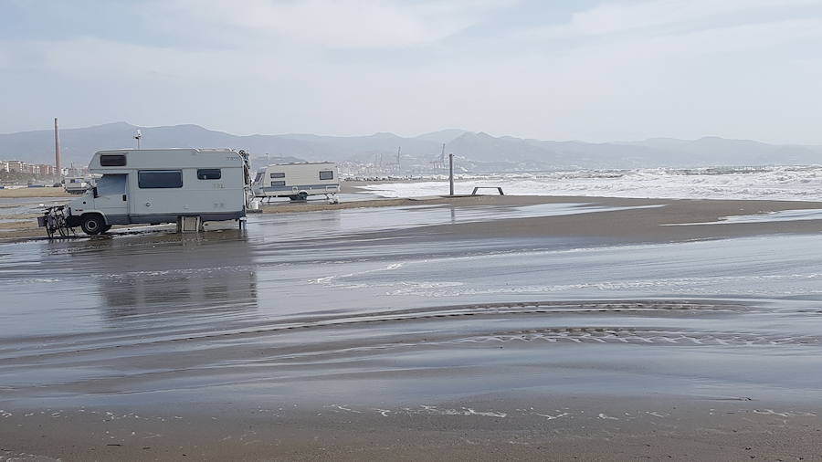 Los efectos del temporal de levante en las playas de Málaga