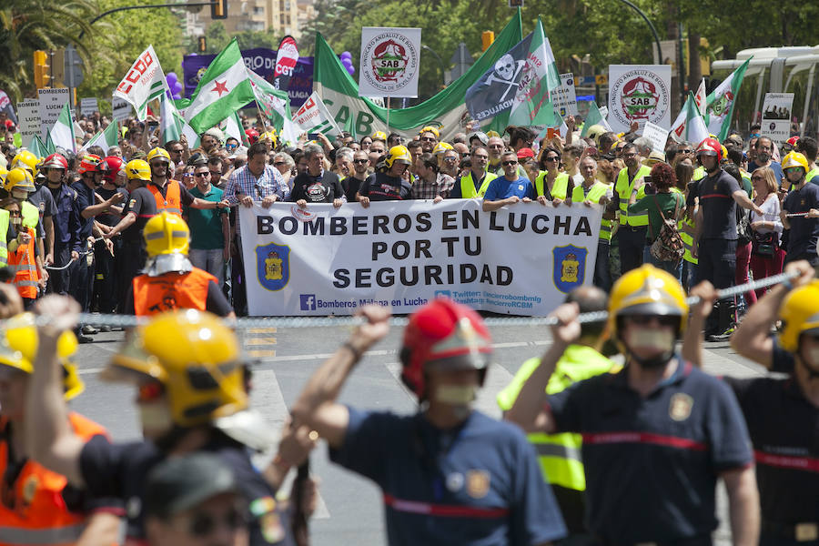 Cuatro mil personas se movilizan en apoyo a los bomberos de Málaga