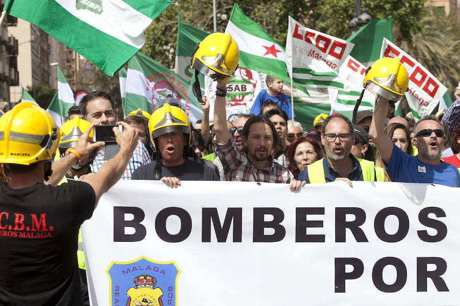 Cuatro mil personas se movilizan en apoyo a los bomberos de Málaga