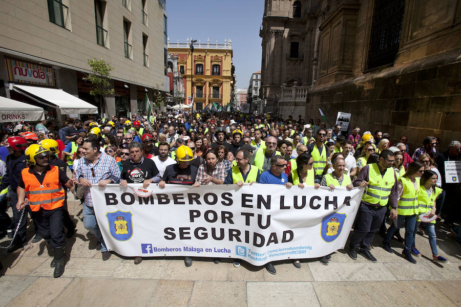 Cuatro mil personas se movilizan en apoyo a los bomberos de Málaga