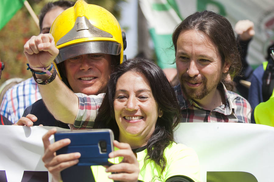 Cuatro mil personas se movilizan en apoyo a los bomberos de Málaga