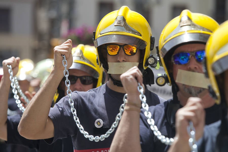 Cuatro mil personas se movilizan en apoyo a los bomberos de Málaga