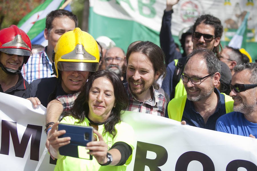 Cuatro mil personas se movilizan en apoyo a los bomberos de Málaga