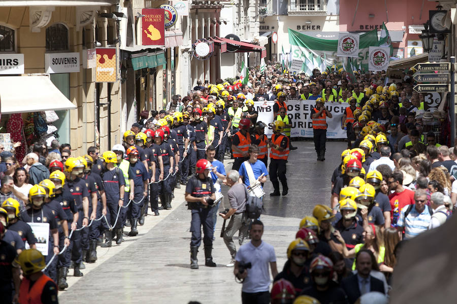 Cuatro mil personas se movilizan en apoyo a los bomberos de Málaga
