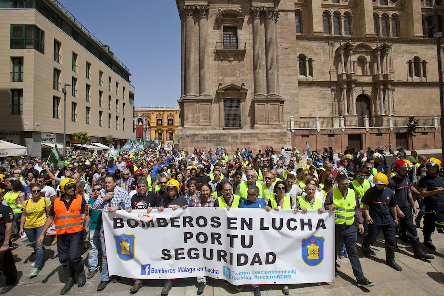 Cuatro mil personas se movilizan en apoyo a los bomberos de Málaga