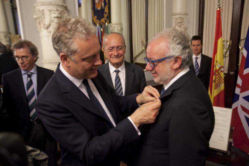 Fotos de la entrega de la Medalla de la Orden del Imperio Británico a Fernando Francés