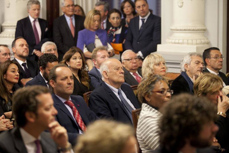 Fotos de la entrega de la Medalla de la Orden del Imperio Británico a Fernando Francés