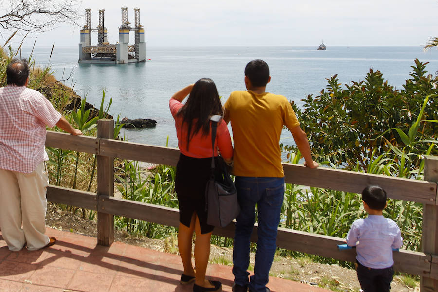 Así han sido las labores para reflotar la plataforma encallada en Benalmádena