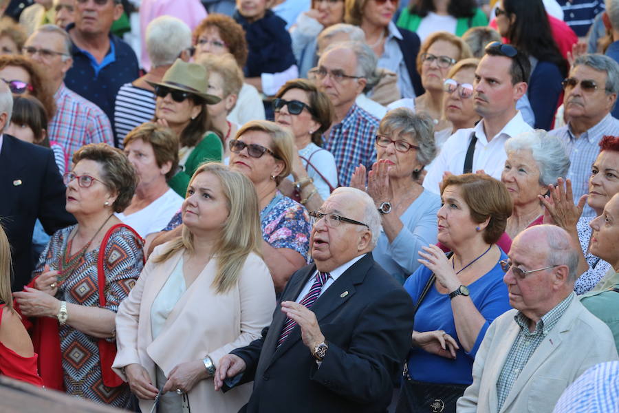 Fotos de la concentración en Málaga por el proyecto de Antonio Banderas
