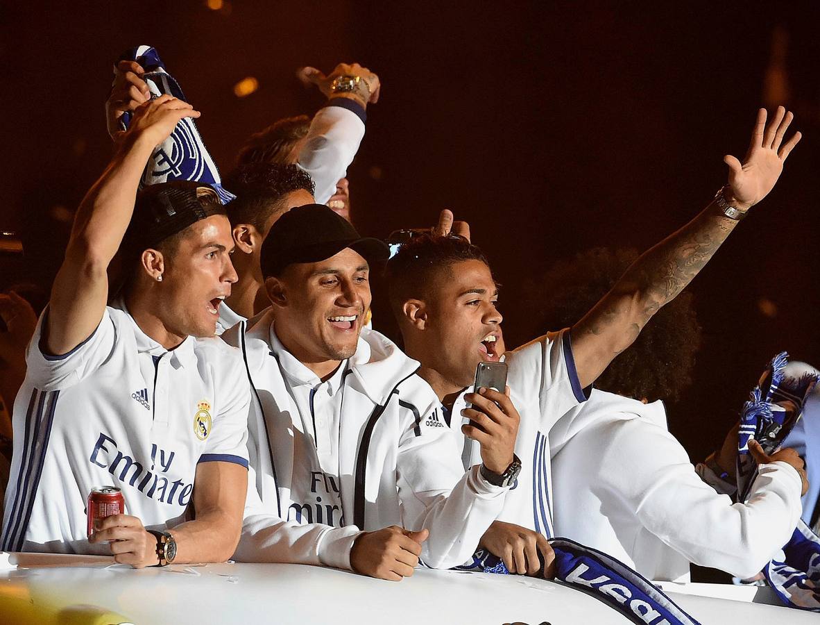 El Real Madrid celebra su 33ª Liga en Cibeles