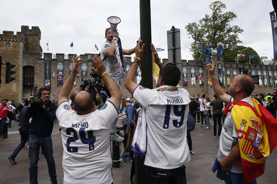 Cardiff se tiñe de blanco para animar al Real Madrid. La capital de Gales acoge la final de la Liga de Campeones, y multitud de aficionados madridistas se han desplazado para apoyar a su equipo, dejando las imágenes más variopintas.