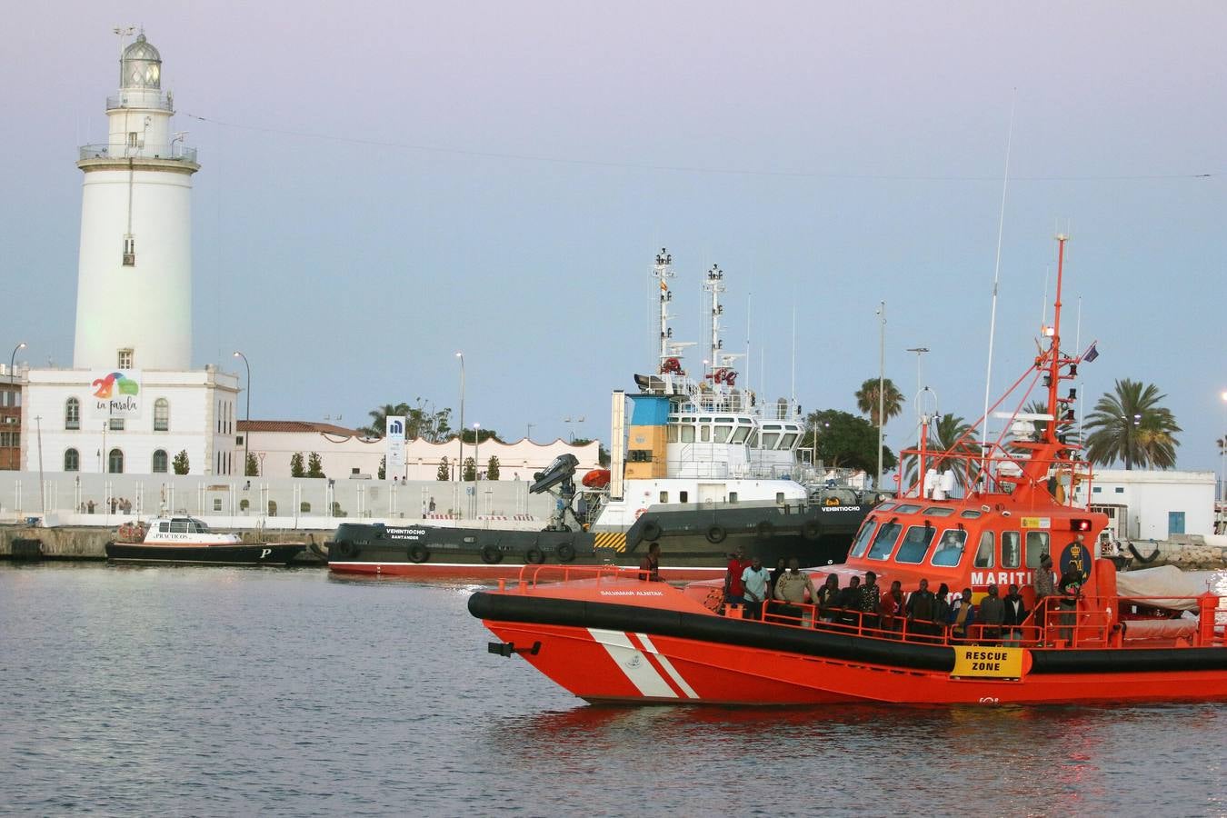 Rescatan a 59 inmigrantes a bordo de dos pateras frente a las costas de Málaga