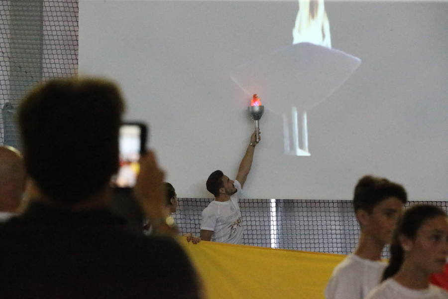 Damián Quintero enciende el pebetero de la Deportiada