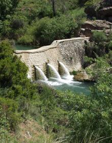 Imagen secundaria 2 - Arriba: La vegetación es muy espesa en algunos puntos del camino. Izquierda: El curso del río ofrece bonitas pozas en su recorrido. Derecha: Presa del Dique