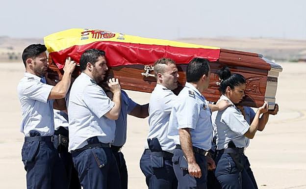 Imagen principal - Llegada del féretro de Echeverría a Torrejón de Ardoz.