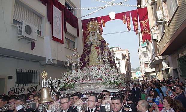 La Virgen de la Trinidad Coronada en su procesión de alabanza.