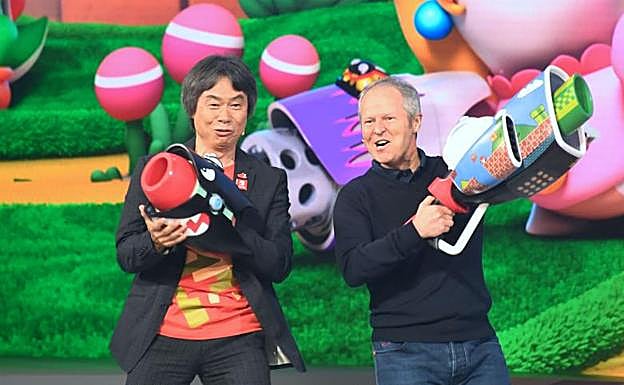 Shigeru Miyamoto e Yves Guillemot, sobre el escenario.