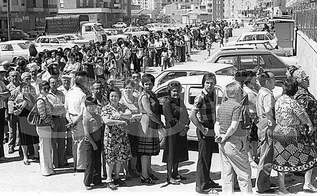 Durante la jornada electoral hubo colas en muchos colegios, algunos de los cuales permanecieron abiertos hasta que votara todo el mundo. 