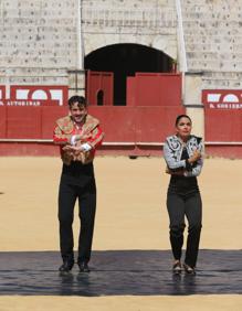 Imagen secundaria 2 - Arriba y abajo a la derecha, imágenes de la presentación. A la izquierda, la torera Mari Paz Vega.
