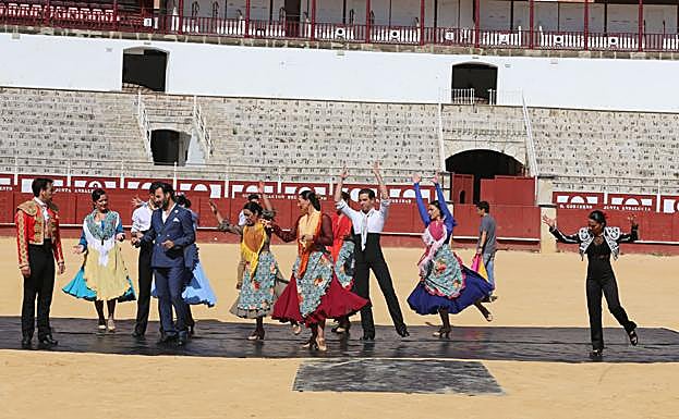 Imagen principal - Arriba y abajo a la derecha, imágenes de la presentación. A la izquierda, la torera Mari Paz Vega.