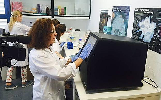 Cinco profesionales trabajan con el secuenciador de AIOM. 