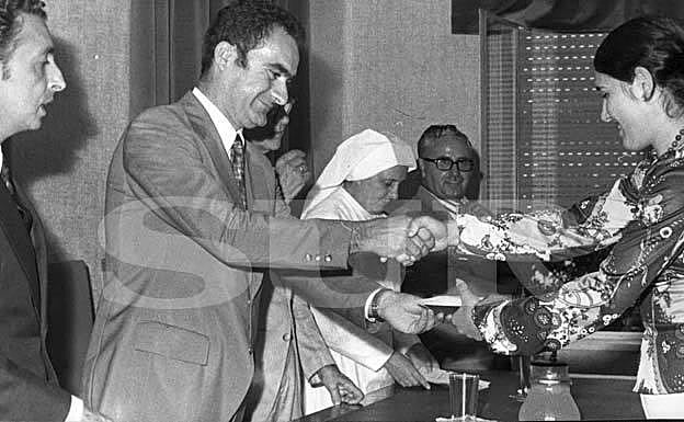 Francisco de la Torre votando el 15 de junio de 1977. Era el cabeza de lista de UCD en Málaga.