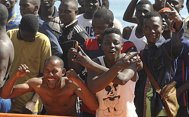 Llegada al puerto de las personas rescatadas. 