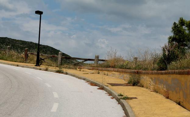 El primer tramo de la ruta va por la acera del Camino de Montemayor