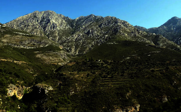 Imagen principal - Vista del cortijo del Daire y del barranco de las Majadillas. Foto Gran Senda de Málaga | En esta ruta se tienen amplias vistas de las cumbres de la sierra de Almijara. Foto Gran Senda de Málaga | Vista panorámica de Cómpeta