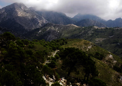 Imagen secundaria 1 - Vista del cortijo del Daire y del barranco de las Majadillas. Foto Gran Senda de Málaga | En esta ruta se tienen amplias vistas de las cumbres de la sierra de Almijara. Foto Gran Senda de Málaga | Vista panorámica de Cómpeta