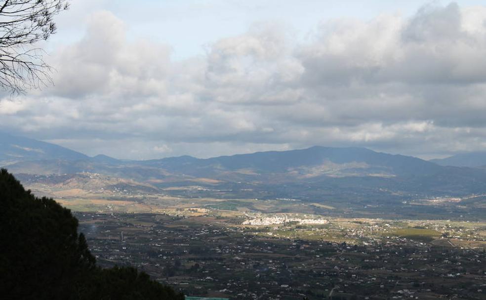 Vista panorámica en el ecuador de la ruta: Alhaurín El Grande y parte del Valle del Guadalhorce