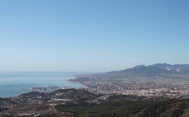 Vistas de Málaga y su bahía en el ascenso hacia los Montes