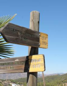 Imagen secundaria 2 - En el camino, hay varias balizas y señales que ayudan a no salirse de la ruta | Vistas desde el camino que sube a la antigua Venta El Mirador | Señal situada en la antigua Venta El Mirador