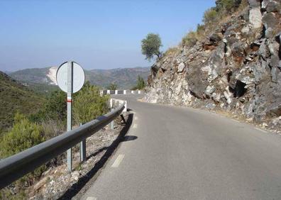 Imagen secundaria 1 - Fuente situada en la plaza principal de Ojén | Hay un tramo que discurre por la carretera del Juanar | Vista panorámica de Ojén con el fondo del mar