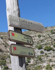 Imagen secundaria 2 - En la llegada a Alpandeire esta imagen da la bienvenida | La ruta está señalizada hasta el pueblo de Alpandeire | Este itinerario está formado a su vez por tres rutas