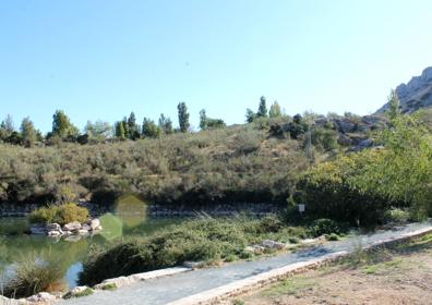 Imagen secundaria 1 - Las flechas amarillas que se puedan ver corresponden con el Camino Mozárabe | Nacimiento de la Villa | Indicación para la sierra de las Chimeneas