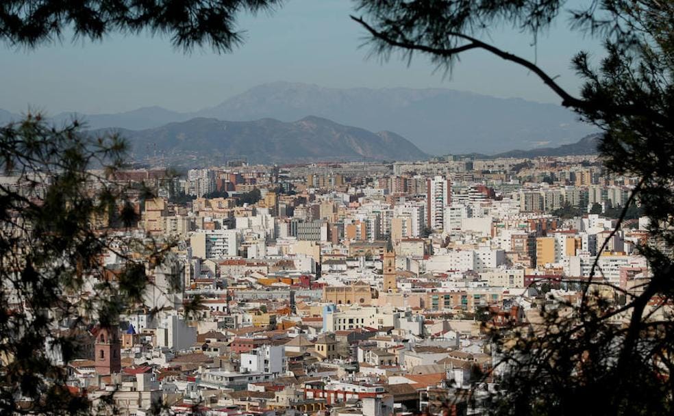 Senderismo De Senderismo Mujer En El Paisaje Urbano De Montaña