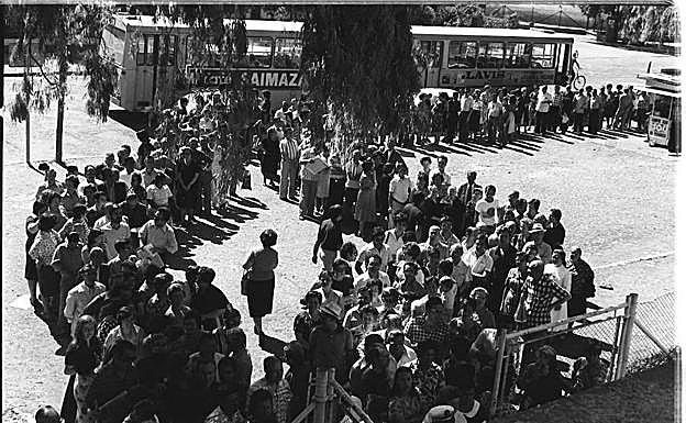 Ciudadanos a las puertas de un colegio electoral en los comicios generales de 1977. 