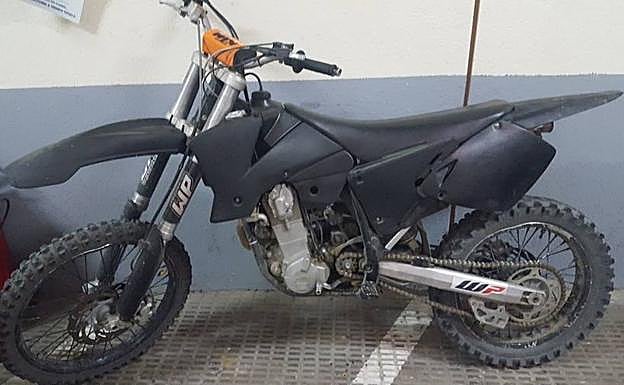 La motocicleta no tenía matrícula.