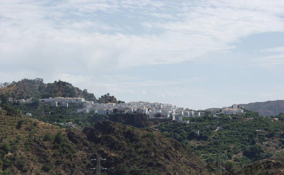 Vista de Istán según se avanza por esta ruta de senderismo