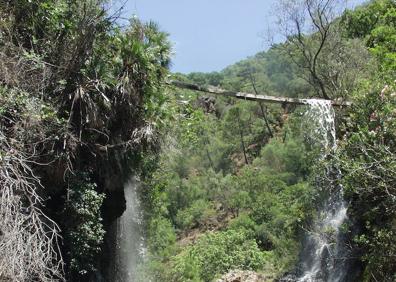 Imagen secundaria 1 - Este puente sólo se ha de cruzar si ofrece las condiciones de seguridad necesarias | El Charco del Canalón está en el final de la ruta | El agua cae desde una canaleta formando una bonita postal