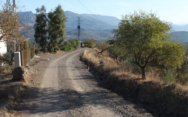 El carril hormigonado deja paso al de tierra poco después de dejar atrás el pueblo