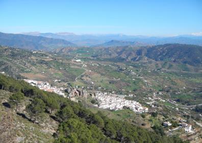 Imagen secundaria 1 - Vista desde una ventana del refugio | Así se ve Casarabonela desde el mirador | Restos del castillo de Casarabonela