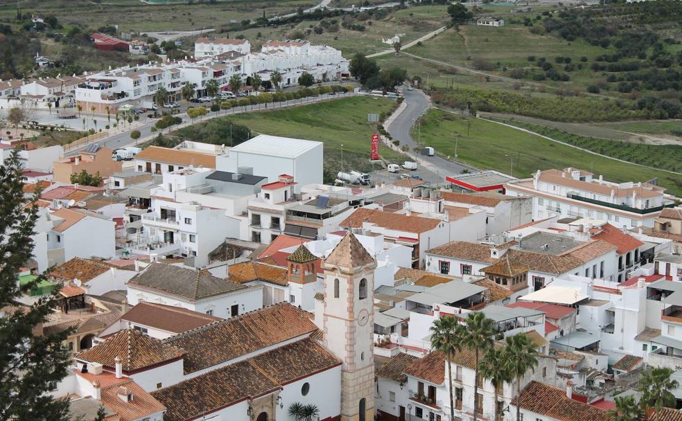 Vista de la iglesia de Cártama desde el entorno de la ermita