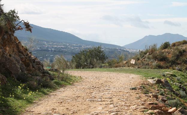 Imagen principal - Buena parte del recorrido discurre por un carril de tierra ancho | La ruta se cruza con otro itinerario circular, la PR-A 295 | Restos de la Hacienda de la Alquería, donde se refugió y fue apresado el general Torrijos.