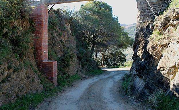 Imagen principal - Por este camino se desciende por el valle del río Grande | Señal que indica la salida del carril por una senda | Central eléctrica de San Pascual