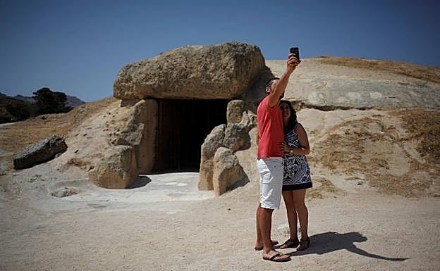 Imagen principal - cinipo, en Ronda, se encuentra en estado de abandono desde hace años por parte de la Junta. Frigiliana, su casco antiguo está considerado BIC. Torre vigía de Torrox