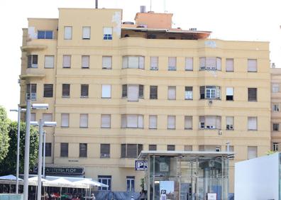 Imagen secundaria 1 - Cables en la fachada principal del Mercado de Salamanca y aparatos de aire acondicionado en el edificio bautizado como ‘El Desfile del Amor’. 
