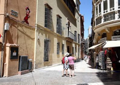 Imagen secundaria 1 - Abandono del Convento de la Trinidad. La gitana de Invader en el Palacio Episcopal. Graffiti en Atarazanas 